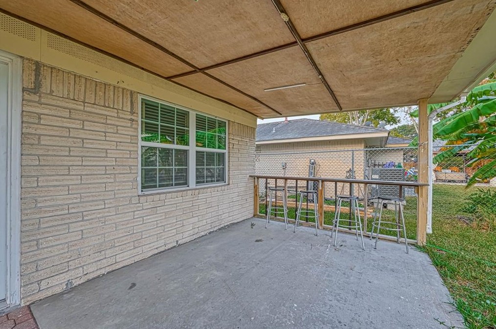1046 Shady Trail Ln, Houston TX  77038-1833 exterior