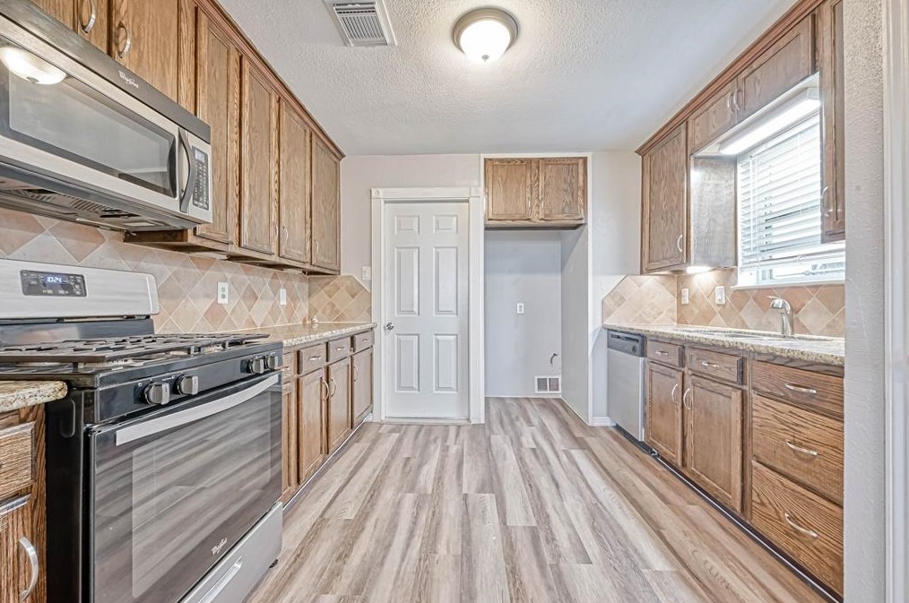 1046 Shady Trail Ln, Houston TX  77038-1833 exterior