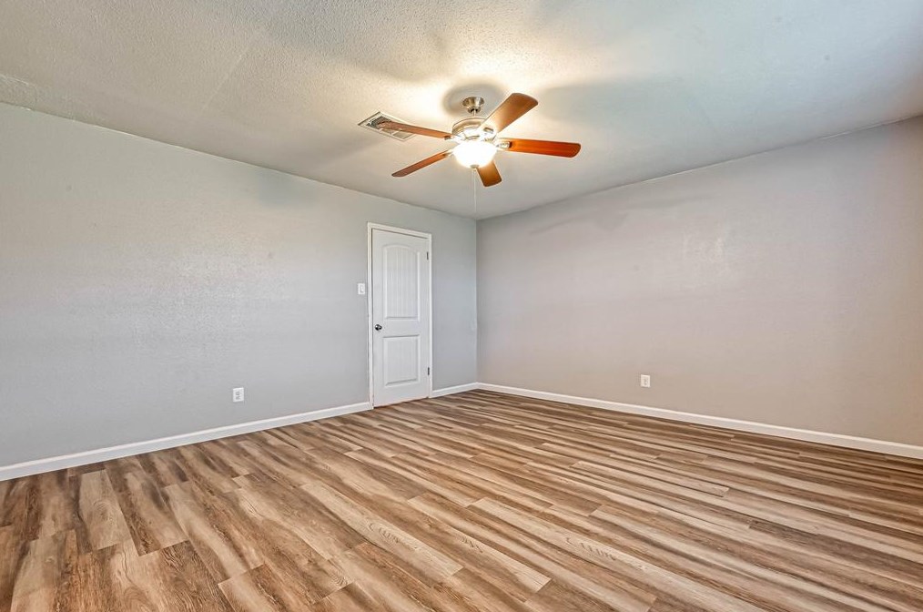 1046 Shady Trail Ln, Houston TX  77038-1833 exterior