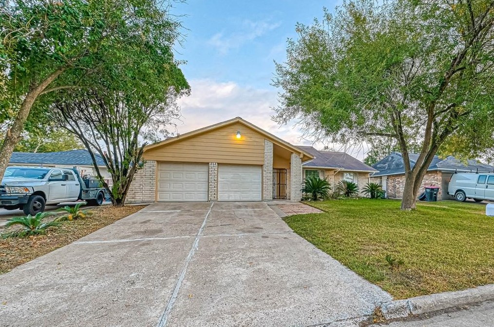 1046 Shady Trail Ln, Houston, TX 77038-1833