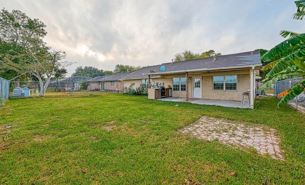 1046 Shady Trail Ln, Houston TX  77038-1833 exterior