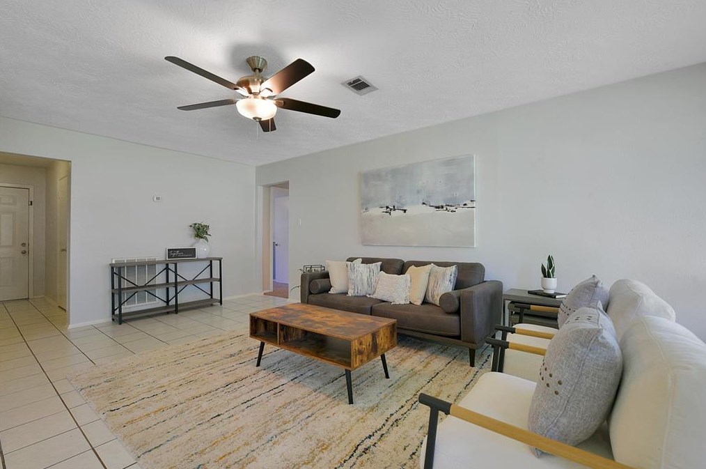 214 Redbud Cir, League City, TX 77573-1629