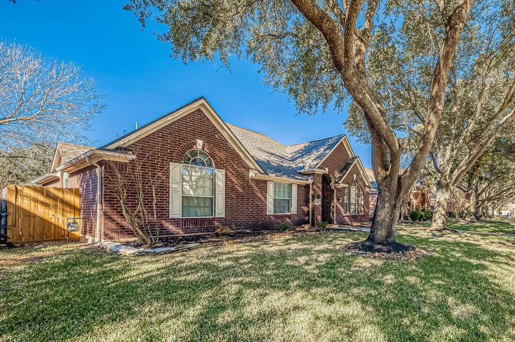 2710 W Oaks Cir E, Pearland, TX 77584