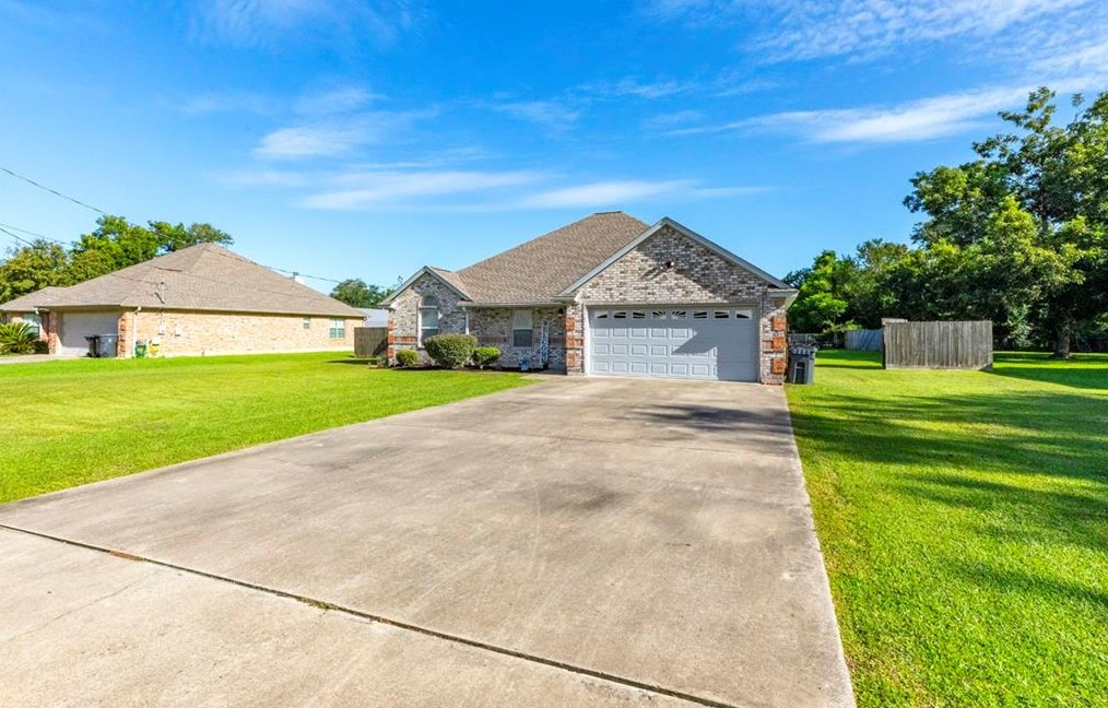 780 Sudduth Dr, Bridge City, TX 77611-4022