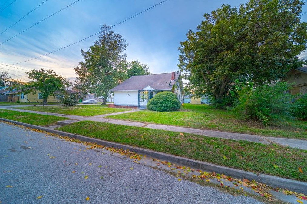 701 Gaillard St, Baytown, TX 77520-4608