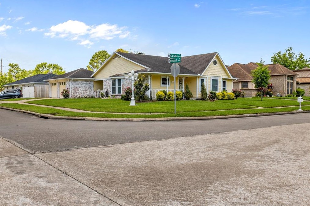 6003 Canada Dr, Pasadena, TX 77505-4003