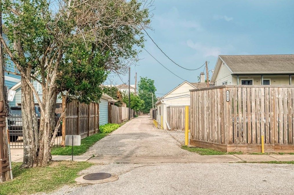 1904 Bradshaw St, Houston, TX 77008-4490