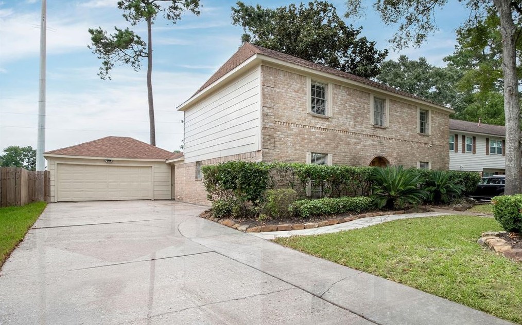 5823 Enchanted Timbers Dr, Humble, TX 77346