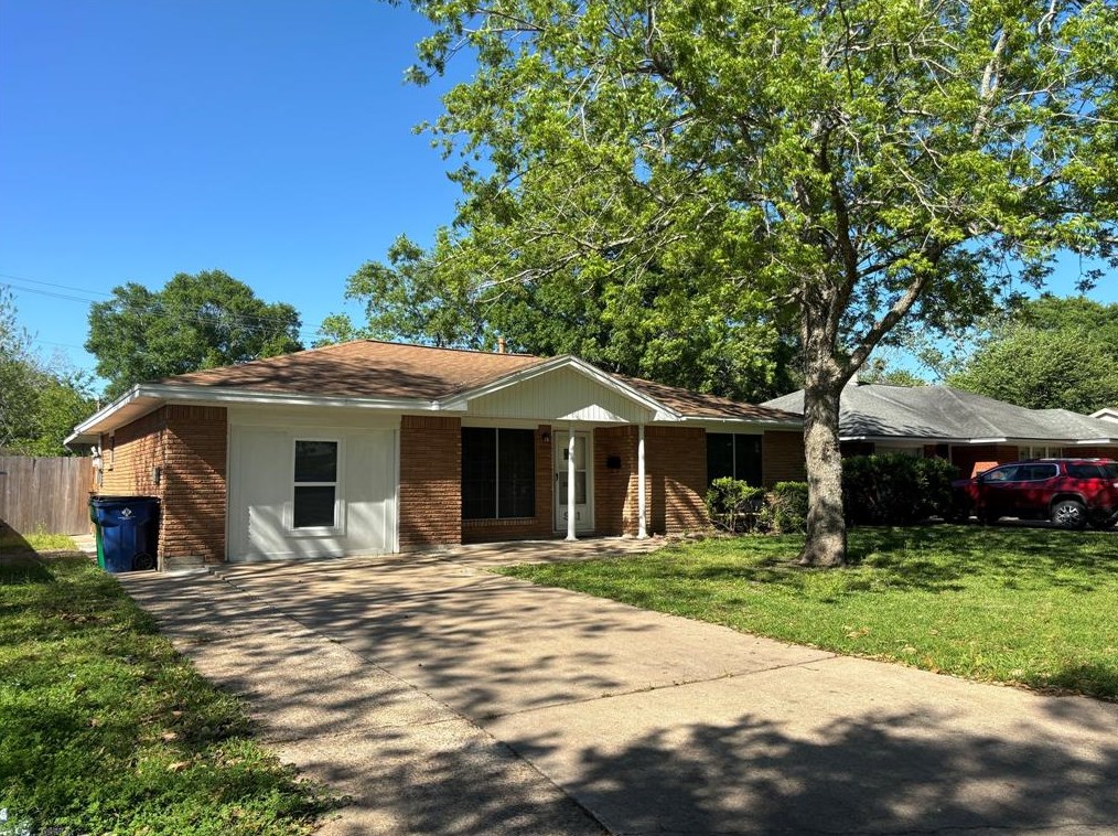 921 Meadowlane St, Angleton TX  77515-3507 exterior
