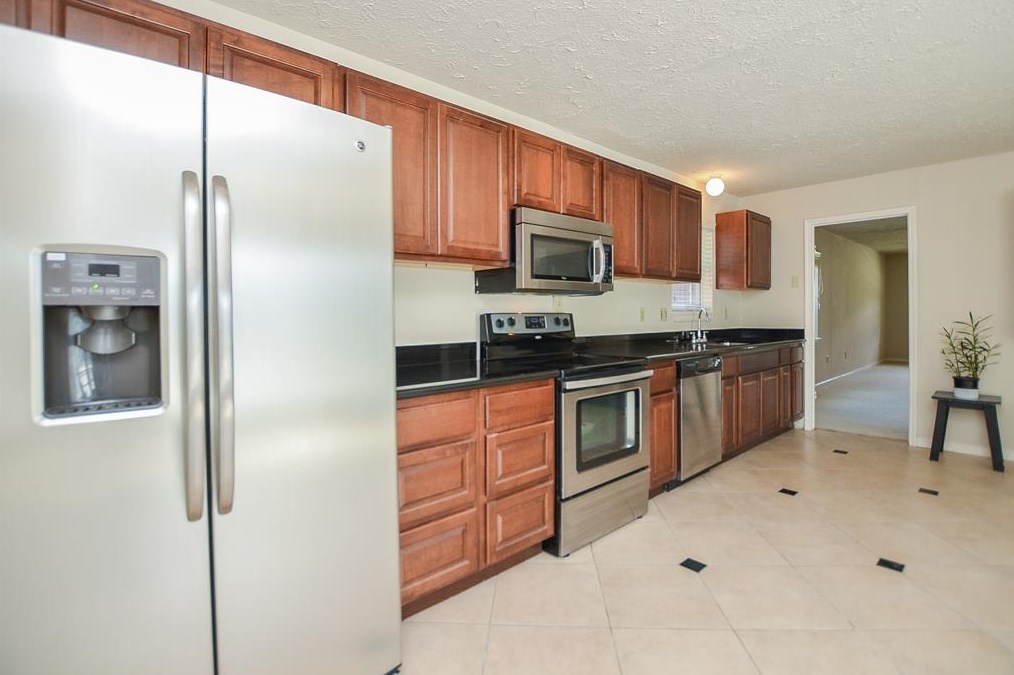 12111 Creekhurst Dr, Houston TX  77099-4111 exterior