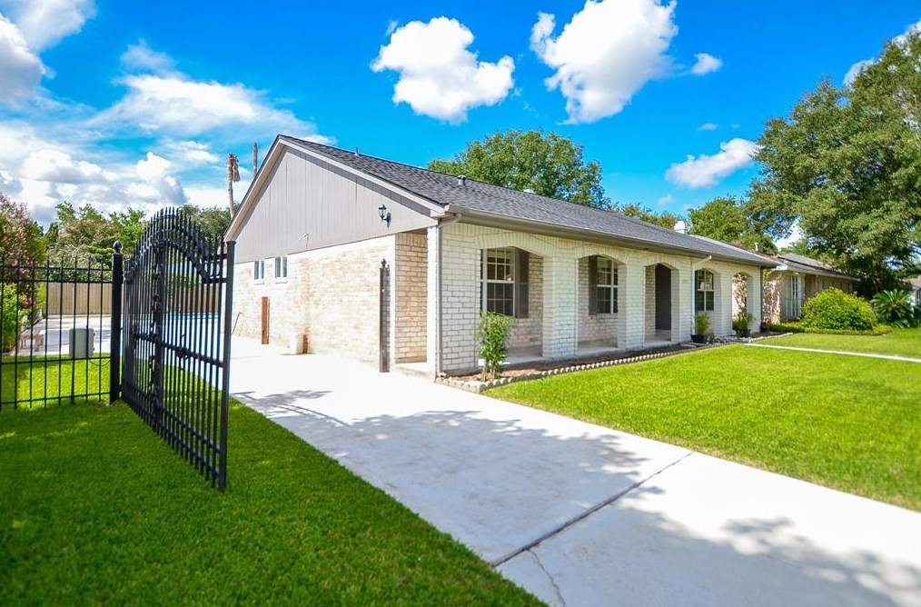 12111 Creekhurst Dr, Houston, TX 77099-3111