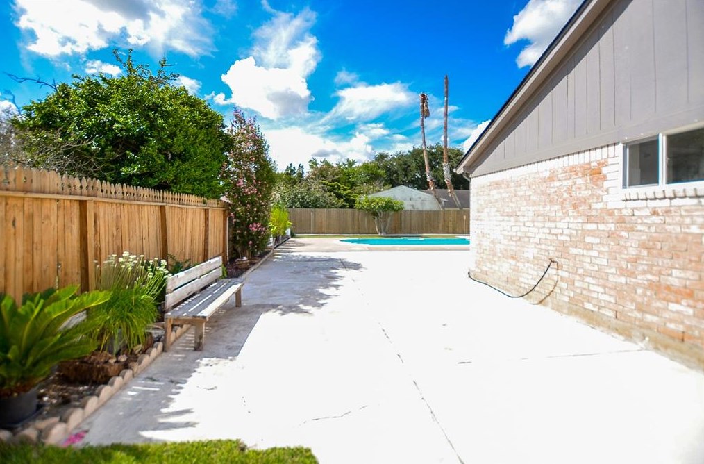 12111 Creekhurst Dr, Houston TX  77099-3111 exterior