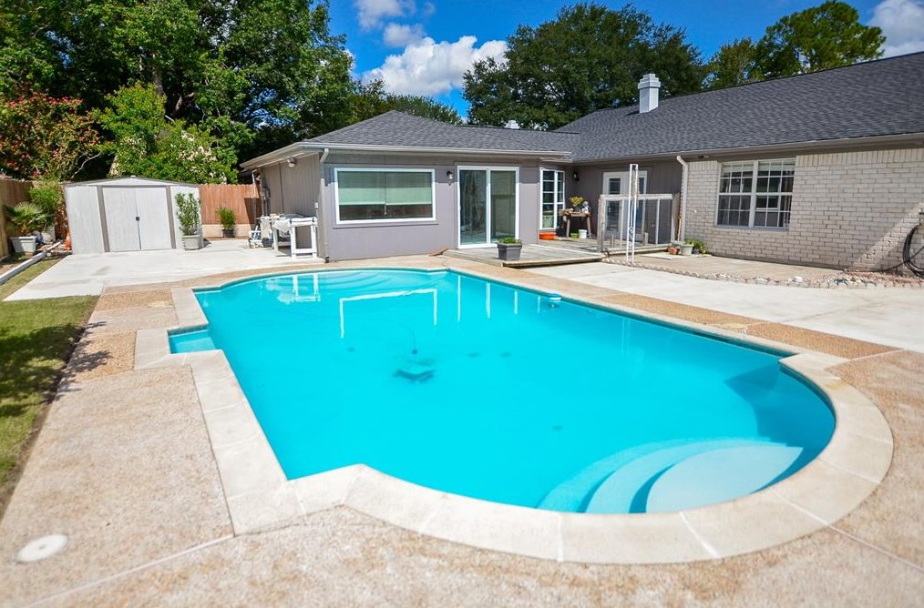 12111 Creekhurst Dr, Houston TX  77099-4111 exterior