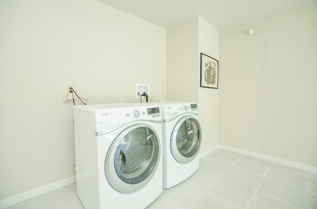 12111 Creekhurst Dr, Houston TX  77099-4111 exterior