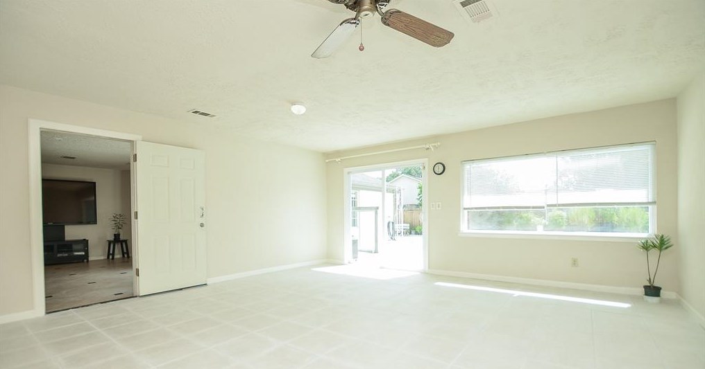 12111 Creekhurst Dr, Houston TX  77099-4111 exterior