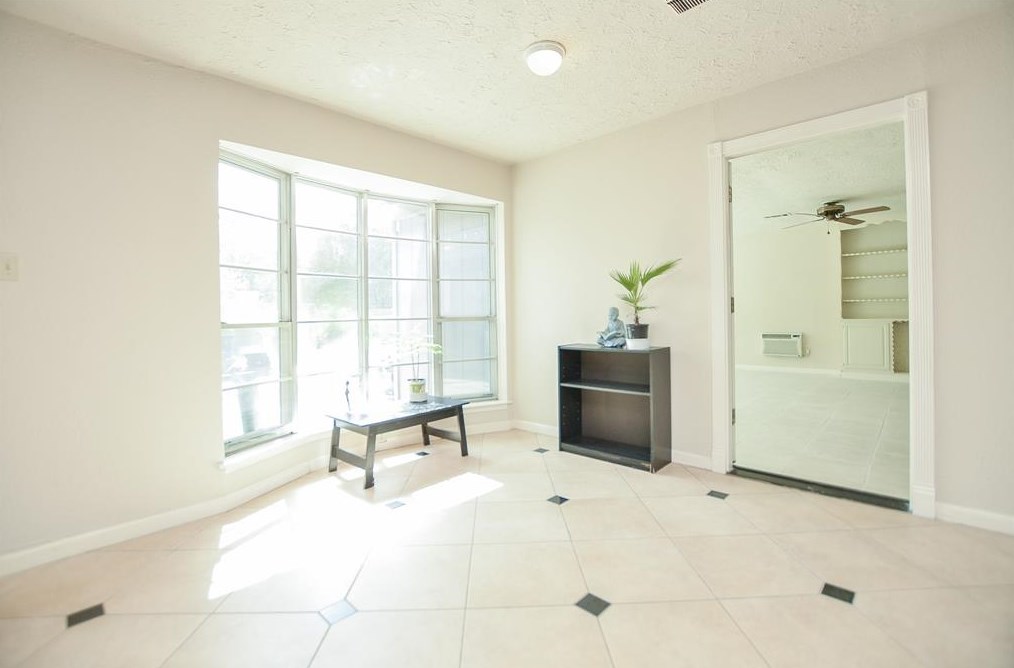 12111 Creekhurst Dr, Houston TX  77099-4111 exterior