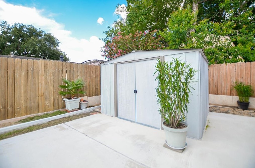 12111 Creekhurst Dr, Houston TX  77099-4111 exterior