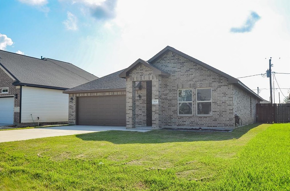 815 Easy St, Morgans Point, TX 77571