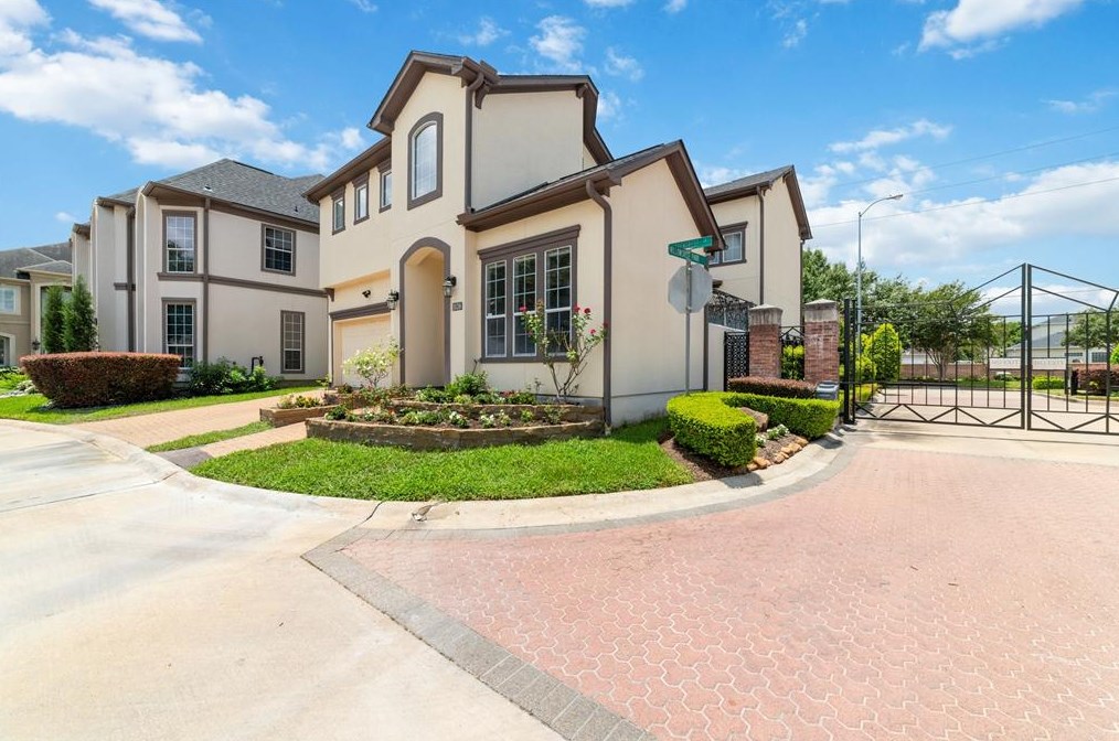 1126 Garden Crest Ln, Houston, TX 77077