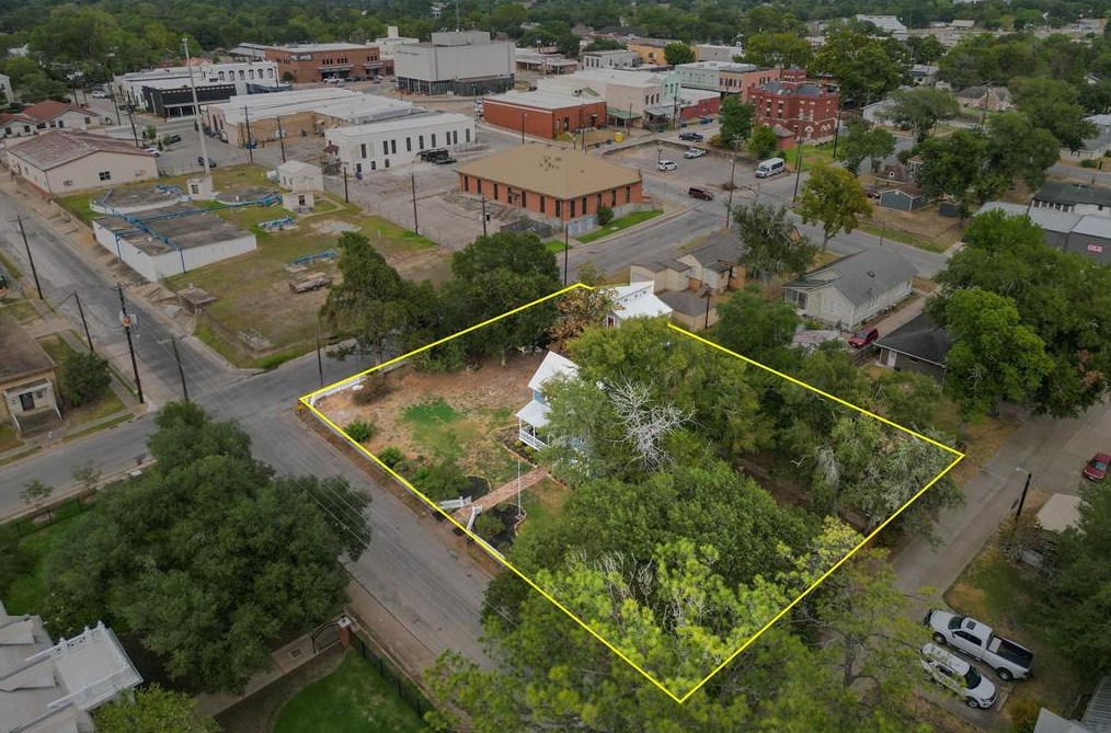 111 South Masonic, Bellvue, TX 77418