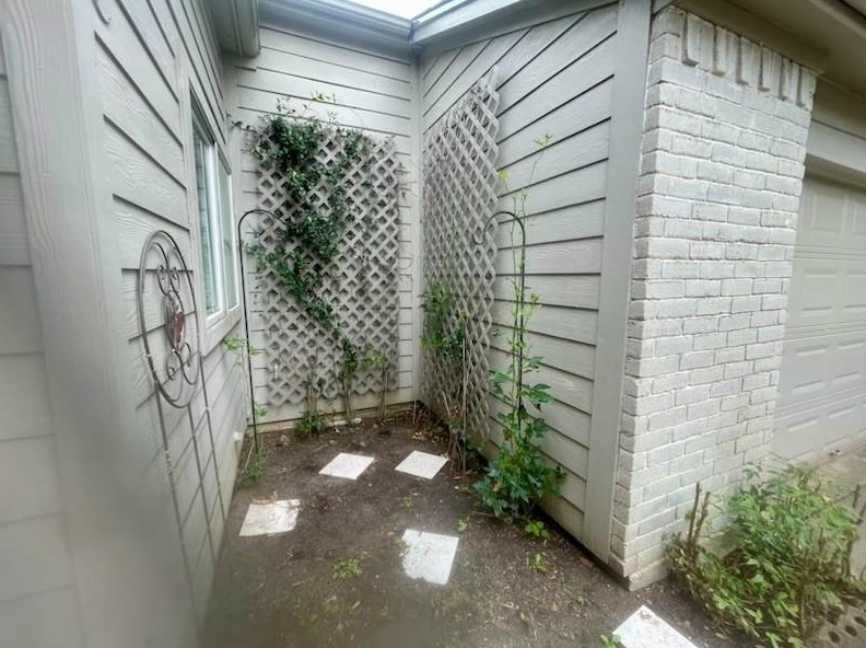 210 Woodcombe Dr, Houston, TX 77062-2538