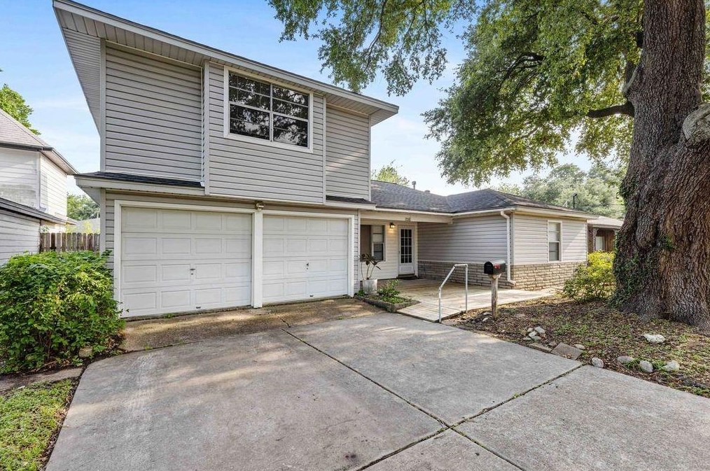 226 5th St, Deer Park, TX 77536-2720