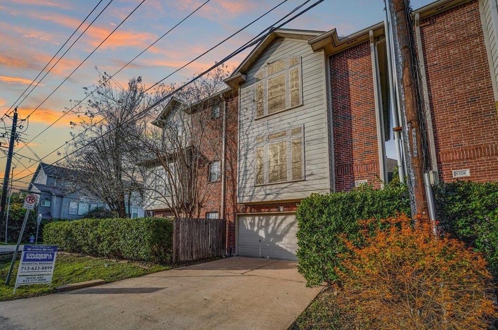 5330 Blossom St, Houston, TX 77007-5208