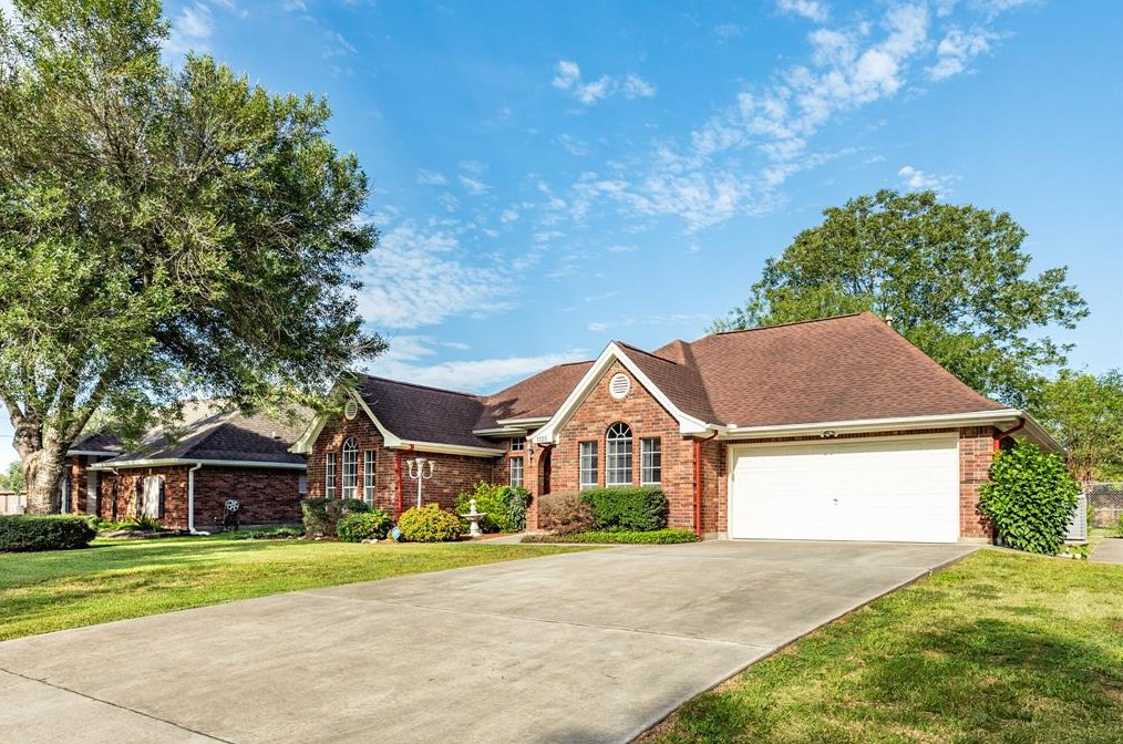 1125 Steven Dr, Alvin, TX 77511-8302