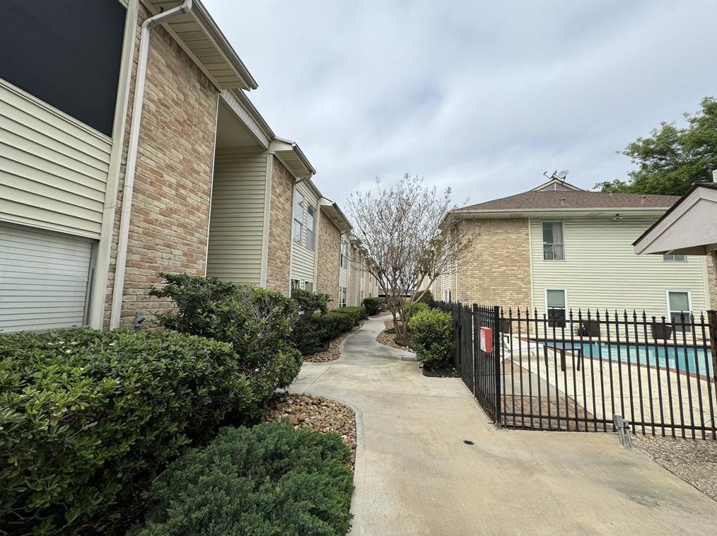 2300 Augusta Dr, Houston TX  77057-4773 exterior