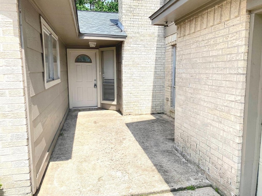 323 Maybrook Dr, Houston, TX 77015-2120