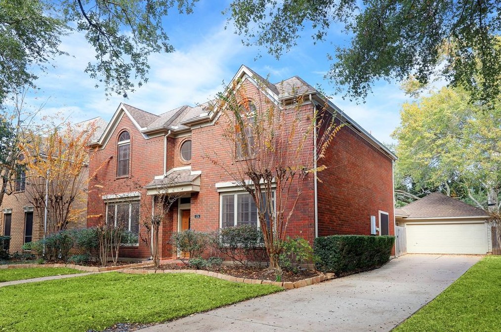 124 Hall Dr, Sugar Land, TX 77478-3849