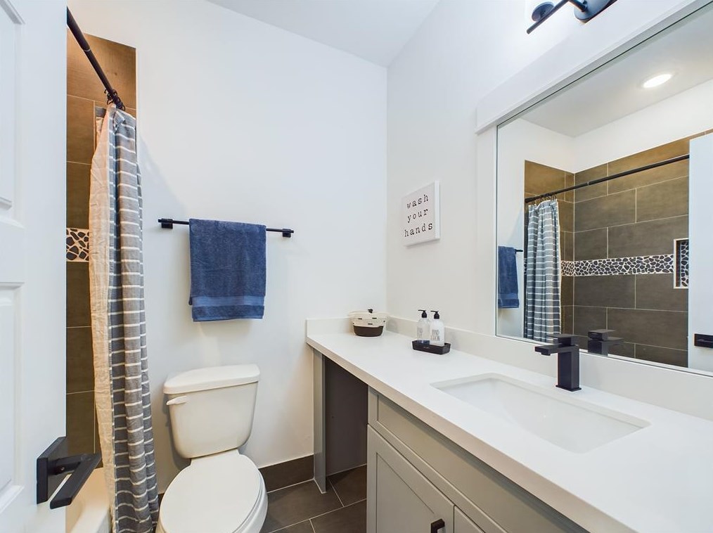 3070 Jensen Dr, Houston TX  77026-5513 exterior