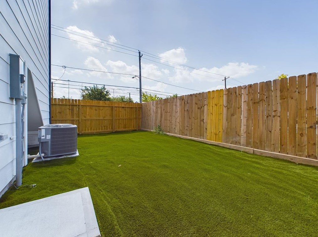 3070 Jensen Dr, Houston TX  77026-5513 exterior