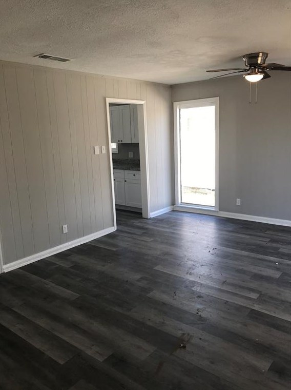 907 W 6th St, Jones Creek, TX 77541