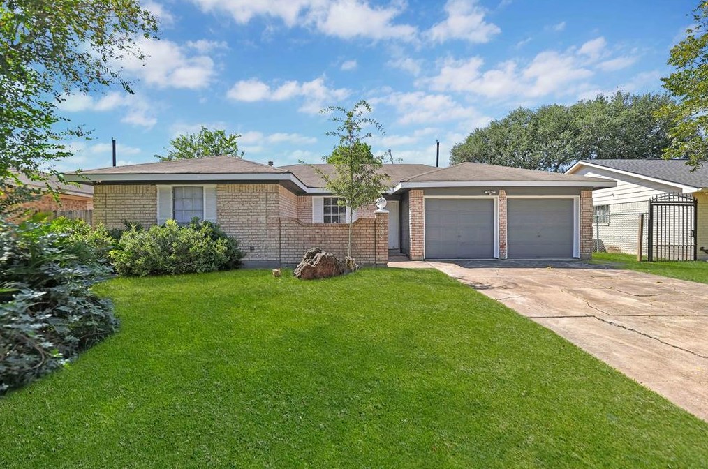 14526 Almeece St, Houston, TX 77045-6509