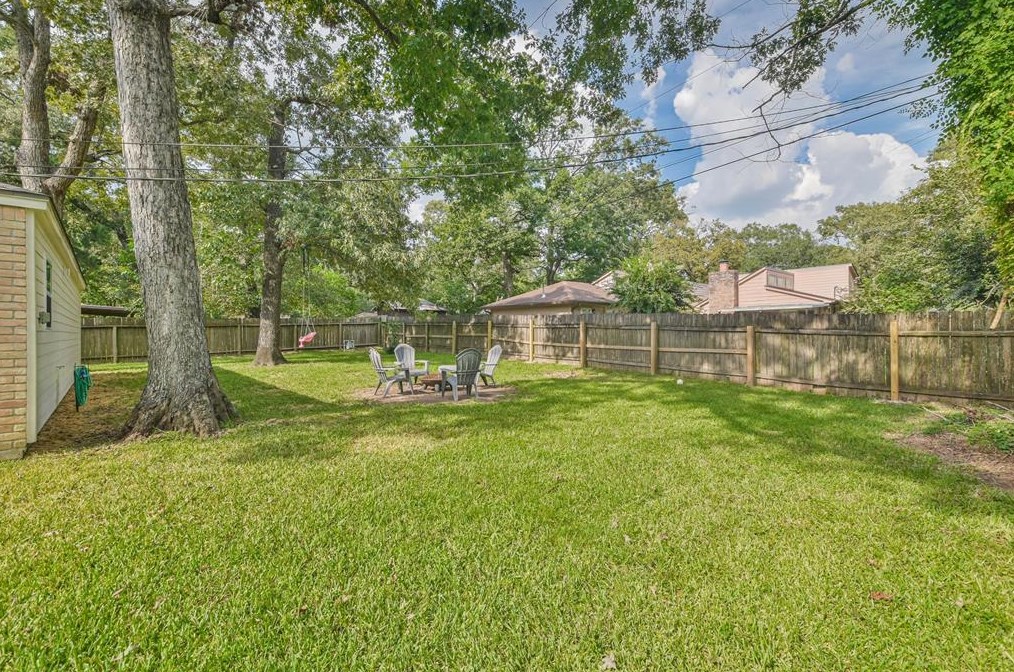 57 Artesian Oaks Dr, Conroe, TX 77304-2505