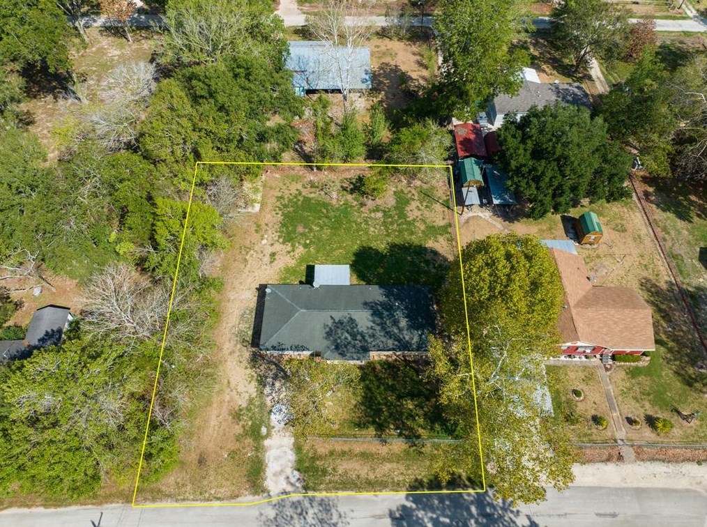 110 W Pine St, Ames, TX 77575