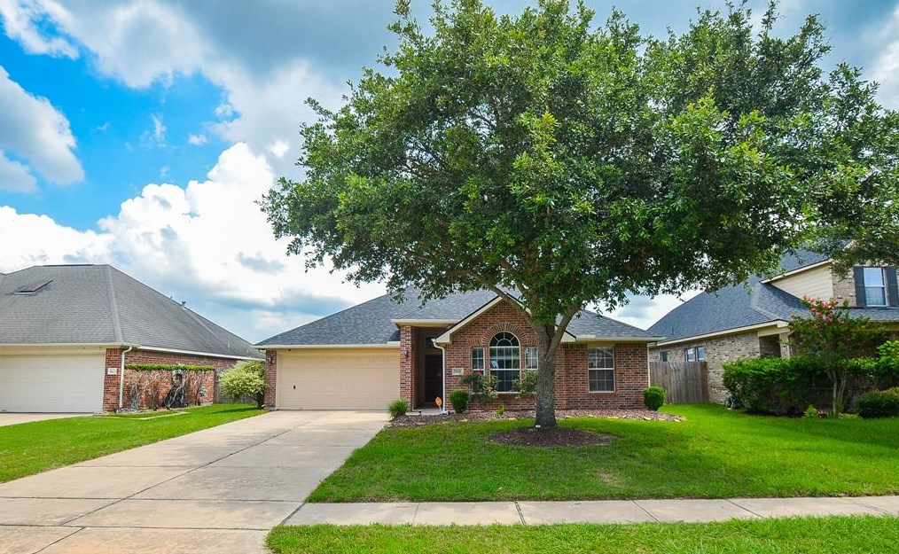 7611 Lakeside Manor Ln, Pearland, TX 77581