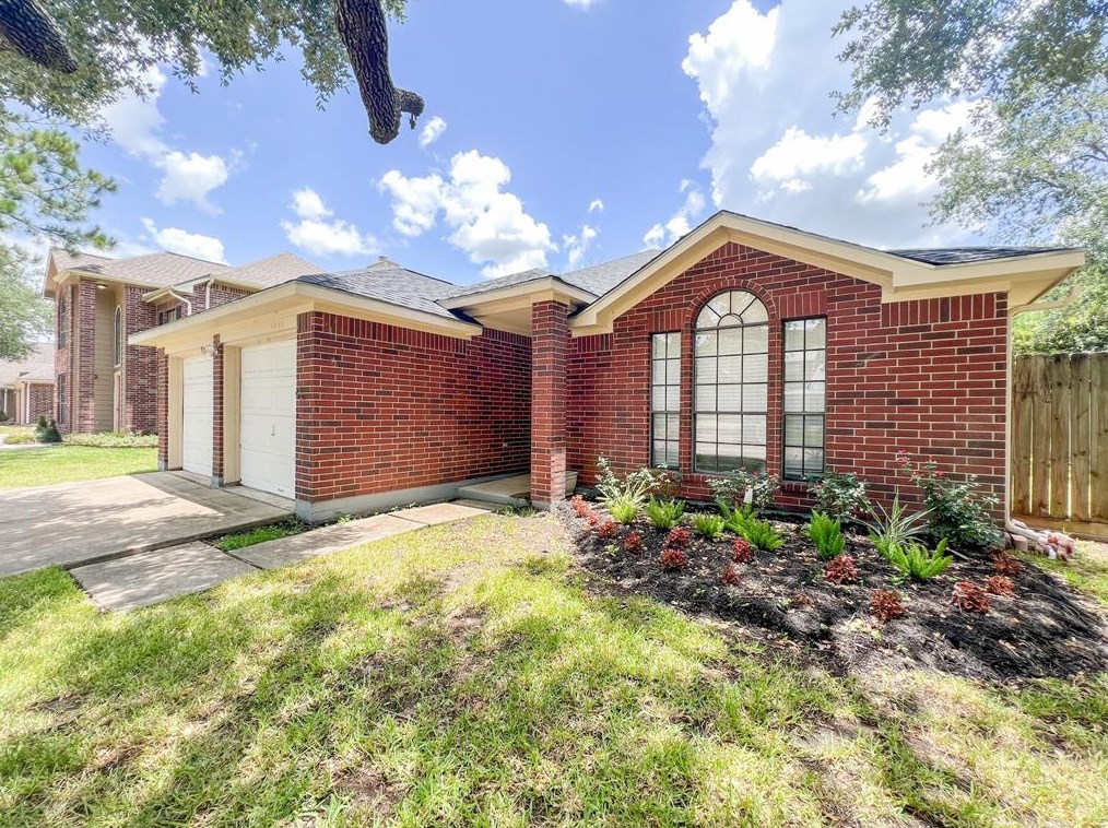1035 Wentworth Dr, Pearland, TX 77584