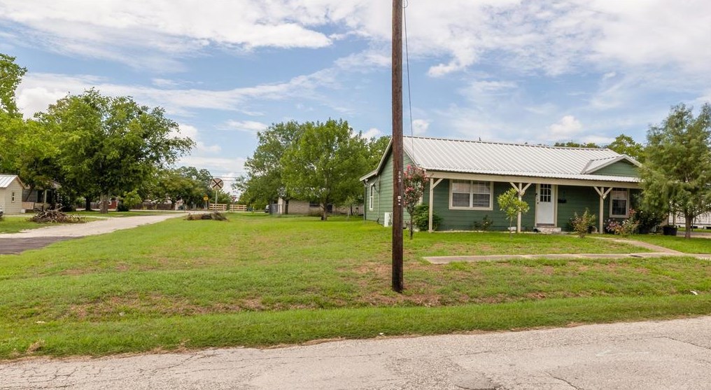 503 Duke St, White Hall, TX 77868-2418
