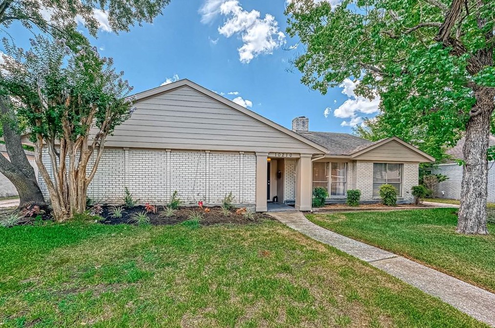 10210 Bob White Dr, Houston, TX 77096