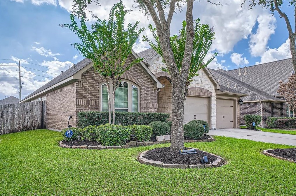 13606 Durango Pass Dr, Pearland, TX 77584