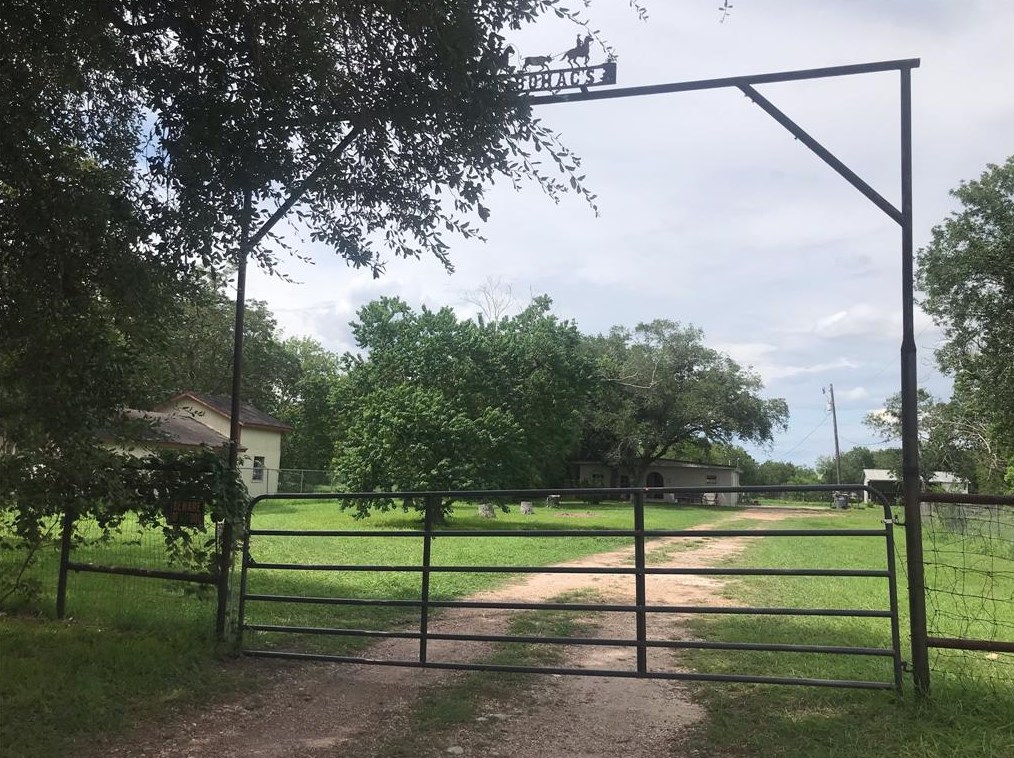 3002 Lone Tree Rd, Victoria, TX 77901