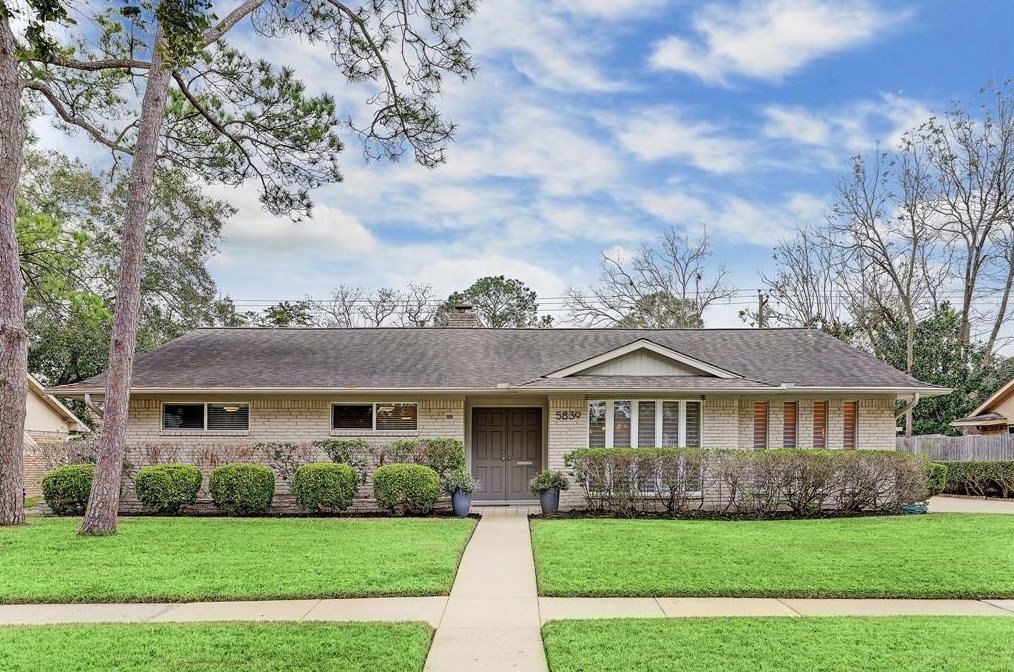 5839 Queensloch Dr, Houston, TX 77096-3927