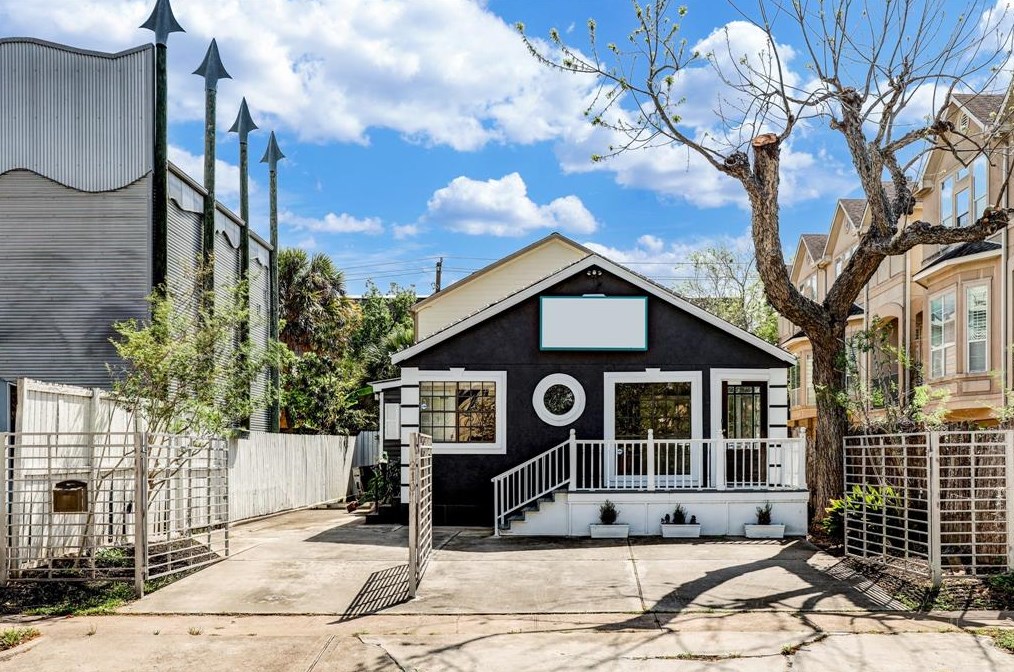 210 Westcott St, Houston, TX 77007-7004