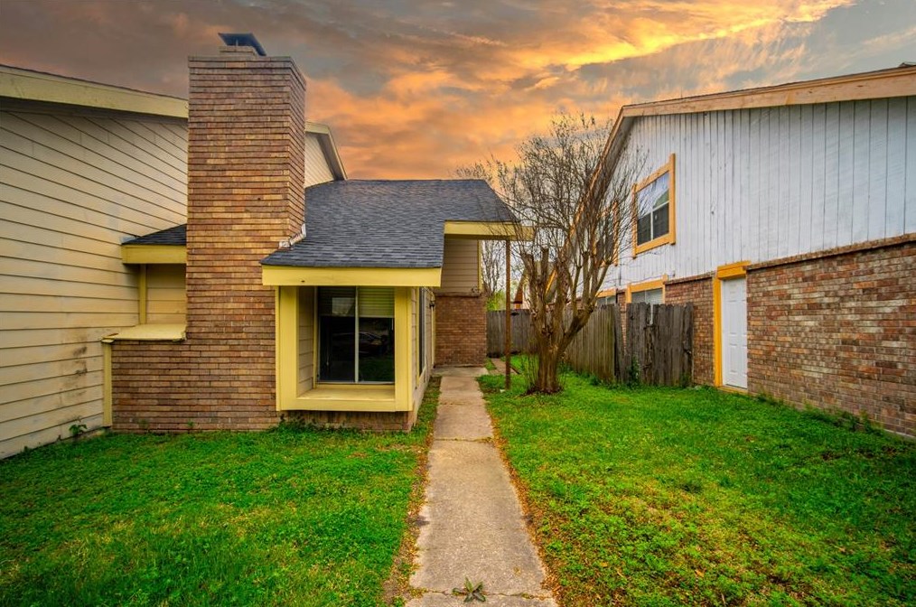 7934 Candlegreen Ln, Houston TX  77071-2711 exterior