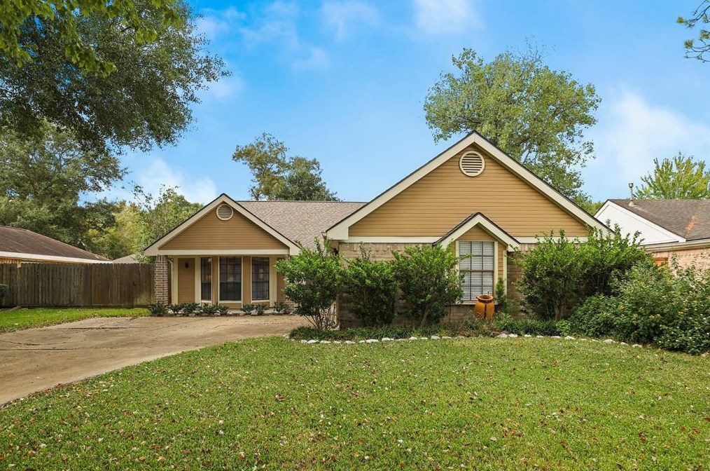 715 Rolling Mill Dr, Sugar Land, TX 77498-3077