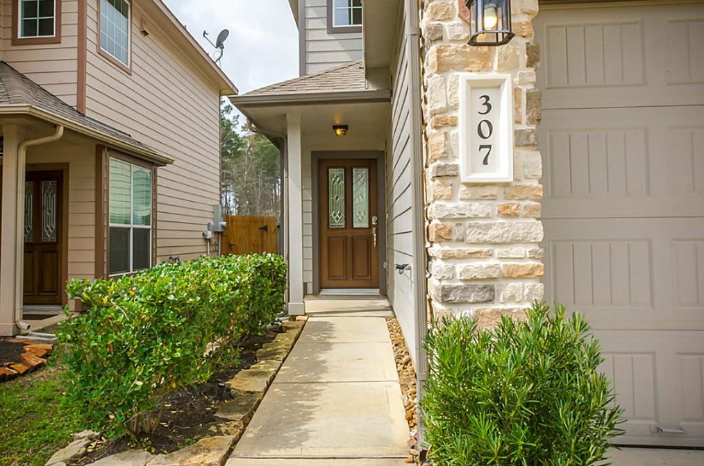307 Bloomhill Pl, Magnolia, TX 77354