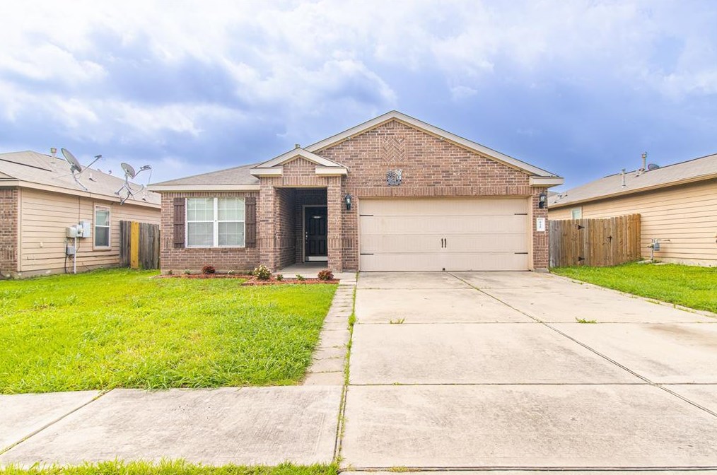 930 Paradise Rd, Baytown, TX 77521-7018