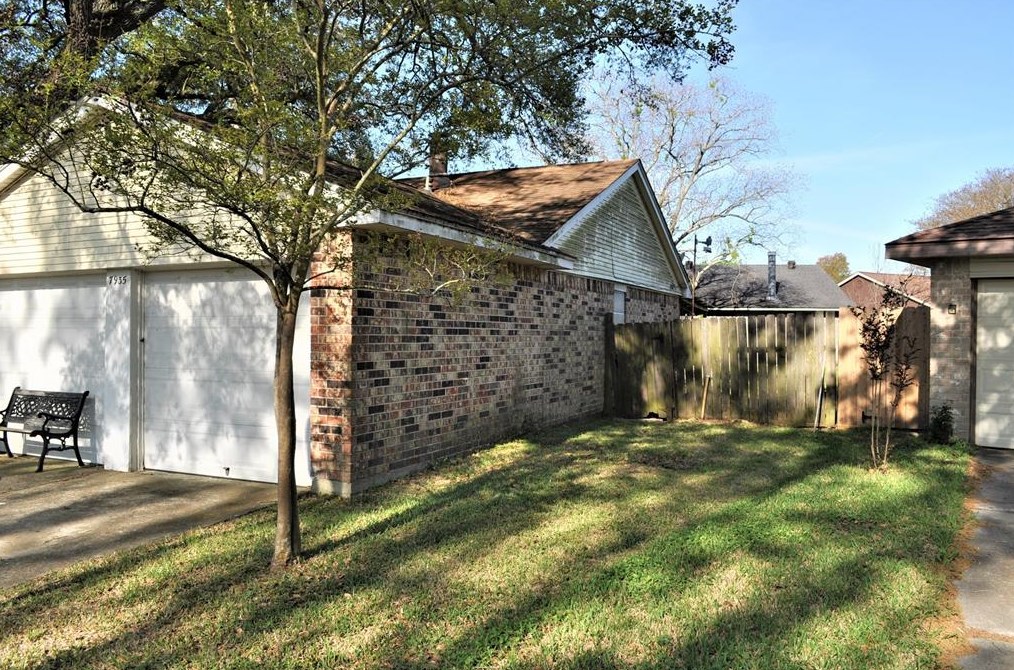 7935 Breda Dr, Baytown TX  77521-8824 exterior
